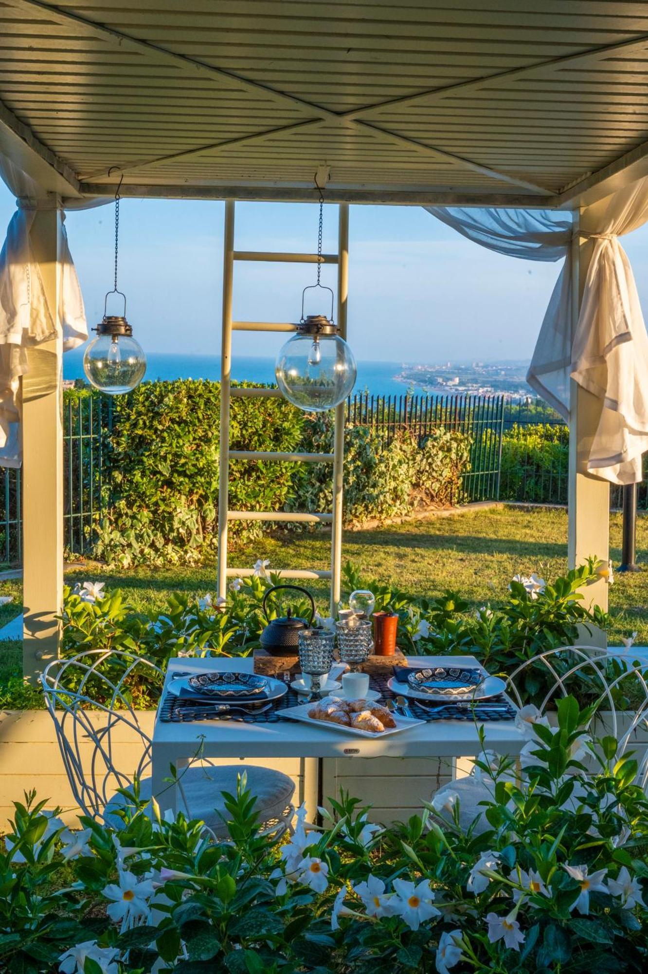 Tra Gli Alberi E Il Mare Bed & Breakfast Сироло Екстериор снимка